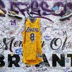 Memorial de Kobe Bryant en Los Angeles, tras su muerte en accidente de helic&oacute;ptero, en febrero.