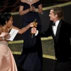 Regina King entrega a Brad Pitt su Oscar por "Once Upon a Time in Hollywood".