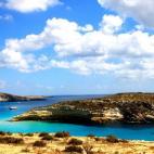 Al sur de Lampedusa, a medio camino entre Sicilia, Malta y Túnez, y en el centro de una amplia bahía de aguas increíblemente cristalinas, nos encontramos con este islote encantador que en más de una ocasión se ha colado en los rankings de "...