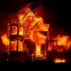 Una casa arde en Santa Helena, California, durante los incendios del pasado septiembre.&nbsp;