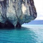 Estas imponentes rocas sobre el mar deben su belleza a las formaciones de carbonato de calcio y a las aguas cristalinas que encierran en su interior. El azul turquesa contrasta con los colores blancos de las rocas, que crean impresionantes cueva...