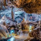 Las Cuevas de Valporquero, en la provincia de Le&oacute;n, son uno de los mayores atractivos naturales de la regi&oacute;n: las aguas que se encuentran en su interior adoptan colores turquesas que te parecer&aacute; incre&iacute;ble ver en ...