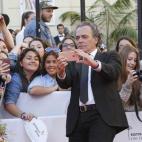 José Coronado se hace un selfie con unas jóvenes agolpadas ante el Teatro Cervantes de Málaga.