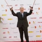 Antonio Resines, ahora presidente de la Academia de Cine, luce muletas en la alfombra roja.