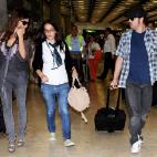 MADRID, SPAIN - MAY 24:  Actor Javier Bardem (R) and Penelope Cruz  (L) arrive at the Barajas airport on May 24, 2010 in Madrid, Spain.  (Photo by Carlos Alvarez/Getty Images)