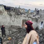 Afganos revisan la destrucci&oacute;n causada por un terremoto en la provincia de Paktika.