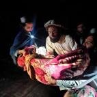 Afganos evac&uacute;an a una persona herida en un terremoto en la provincia de Paktika.