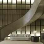 Además de celebrar sus 40 años de profesión, Giorgio Armani aprovecha esta edición de la Semana del Diseño de Milán para mostrar las últimas propuestas de su línea de diseño de interiores, Armani Casa. También inaugura en el Teatro Arm...