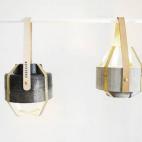 Wander Lamp, el diseño de la austriaca Katharina Eisenkoeck, es una original y práctica lámpara hecha de cemento. Su cinturón de cuero permite que pueda girarse y colocarse en distintos puntos de una habitación. Si se dirige el foco de luz ...