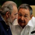 Fidel y Ra&uacute;l Castro, en la ceremonia de clausura del Congreso del PCC, en 2011.