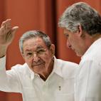 Ra&uacute;l Castro y Miguel D&iacute;az-Canel, ante los miembros de la Asamblea Nacional de Cuba, en 2014.
