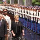 Junto a Michelle Bachelet, presidenta de Chile, pasando revista en La Habana, el 8 de enero de 2018.