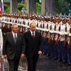 Pasando revista en el Palacio de la Revoluci&oacute;n con el presidente ruso, Vladimir Putin, en julio de 2014.