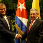 Con el entonces presidente de Ecuador, Rafael Correa, durante una ceremonia de bienvenida en el Palacio de la Revoluci&oacute;n de La Habana. Mayo de 2017.