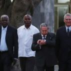 Castro camina junto a su n&uacute;mero dos y pr&aacute;cticamente seguro sucesor, Miguel D&iacute;az-Canel (R), y otros mandatarios del Parlamento, en la inauguraci&oacute;n de una escultura del h&eacute;roe de la independencia cubana Jos&eacute...