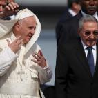 El Papa Francisco y Ra&uacute;l Castro, en el aeropuerto de La Habana, en febrero de 2016.