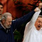 Fidel Castro sube el pu&ntilde;o de su hermano, designado como presidente, en el plenario del Partido Comunista de Cuba, en 2011.