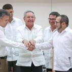 Junto al presidente de Colombia, Juan Manuel Santos, y Rodrigo Londo&ntilde;o, l&iacute;der de las FARC, sellando la paz entre ambas partes.