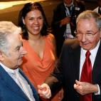 Saludando al expresidente de Uruguay, Jos&eacute; Mujica, en Santiago de Chile, en enero de 2013.