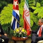 Recibiendo en La Habana al presidente de Ir&aacute;n, Mahmoud Ahmadinejad, en enero de 2012.