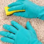 Yined Ramirez-Hendrix Los limpiadores de alfombras pueden contener naftalina y percloroetileno, identificados como carcinógenos que pueden afectar el sistema central nervioso con mareos, sueños y náusea. Los niños pueden estar en mayor ries...
