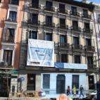 El número 19 de la madrileña calle Fernando VI es uno de los escenarios principales de Julieta. La casa en la que viven la protagonista y su hija actualmente es un edificio en obras al que está prohibido el acceso.