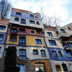 Este conjunto residencial de nombre impronunciable (Hundertwasserhaus) fue construido durante los años 80. "Es obra del arquitecto F. Hundertwasser y nos transporta a un universo estético diametralmente opuesto, olvidando absolutamente el tira...