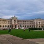 Este palacio y su parque, el Burggarten, son dos joyas de la ciudad de Viena imprescindibles para poder decir que has conocido la ciudad. Hofburg, la residencia de invierno, es el más grande de la ciudad —con 240.000 metros cuadrados y 2.600 ...