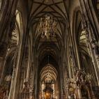 La catedral de San Esteban es el edificio religioso más importante de la ciudad. Su construcción data de entre 1137 y 1147 y es de estilo románico y gótico debido a que ha sufrido varias reformas y mejoras.