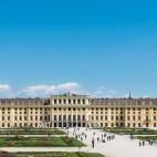 Si algo no le falta a Viena son palacios. Éste, el de Schonbrunn, era la antigua residencia de verano de los emperadores de Austria. De hecho, por aquí pasearon los famosos Francisco José y Sissi. Por eso, por su belleza, su conservación y s...