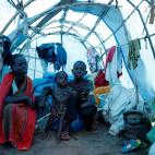 Mave Grace, Racahele-Ngabausi y su t&iacute;a, Claudine Ngave, en el campo de refugiados.