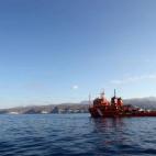 El barco Punta Salinas, de Salvamento Marítimo, realiza labores de búsqueda de combustible en la costa de Gran Canaria.