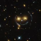 Esta cara sonriente es el cúmulo de galaxias SDSS J1038+484 (febrero de 2015).