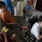 Niños discapacitados esperan para comer en el Hospital Tu Du hospital de Ho Chi Minh City.