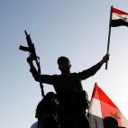 Un soldado sirio agita una bandera durante una protesta contra los ataques a&eacute;reos de Estados Unidos, Reino Unido y Francia en Damasco, Siria.
