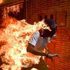 Venezuela Crisis (La crisis de Venezuela): Jos&eacute; V&iacute;ctor Salazar es un manifestante que corre entre las llamas durante las protestas contra el presidente Nicol&aacute;s Maduro, en Caracas, Venezuela.