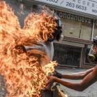 Demonstrator Catches Fire (El manifestante en llamas)