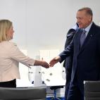 La primera ministra sueca, Magdalena Andersson, saluda a su hom&oacute;logo turco, Recep Tayyip Erdogan.