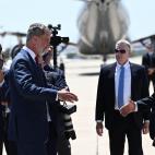 Felipe VI recibe a Biden a su llegada a Espa&ntilde;a.