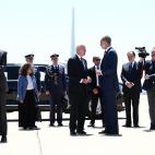 Felipe VI recibe a Biden a su llegada a Espa&ntilde;a.