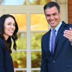 Pedro S&aacute;nchez recibe a la primera ministra de Nueva Zelanda, Jacinda Ardern.