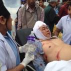 Un hombre es trasladado al Medicare Hospital de Kathmandu tras el terremoto.