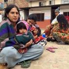 Una familia nepalí espera en las puertas de su casa, temiendo nuevas réplicas.