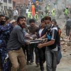 Servicios de rescate formales e improvisados, sacando heridos de Katmandú.