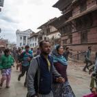 Los nepalíes caminan por las calles de su capital, lejos de los edificios, ante la posibilidad de nuevos derrumbes.