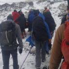 Un grupo de guías y montañeros trasladan a un escalador herido en el Everest por uno de los aludes. Hay al menos 18 montañeros muertos.