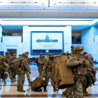 Los soldados descansan en el Congreso de EEUU mientras se debate el 'impeachment' a Donald Trump.