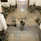Los soldados descansan en el Congreso de EEUU mientras se debate el 'impeachment' a Donald Trump.