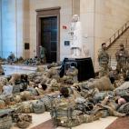 Las tropas de la Guardia Nacional descansan en el Capitolio mientras el Congreso debate el 'impeachment' a Donald Trump. Se han desplegado 20.000 soldados de cara a la toma de posesión de Joe Biden, después de que el 6 de enero saltaran toda...