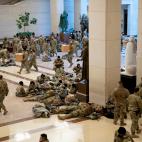 Las tropas de la Guardia Nacional descansan en el Capitolio mientras el Congreso debate el 'impeachment' a Donald Trump. Se han desplegado 20.000 soldados de cara a la toma de posesión de Joe Biden, después de que el 6 de enero saltaran toda...